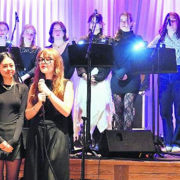 Ein Kopf-an-Kopf-Rennen beim 12. Alpina Cup - Am Dinner im The Alpina Gstaad traten verschiedene Musikgruppen des Gymnasiums Gstaad und des Le Rosey auf (auf dem Bild eine Gruppe des Gymnasiums Gstaad mit vorne zwei Roseyanerinnen, welche die Gruppe präsentierten).