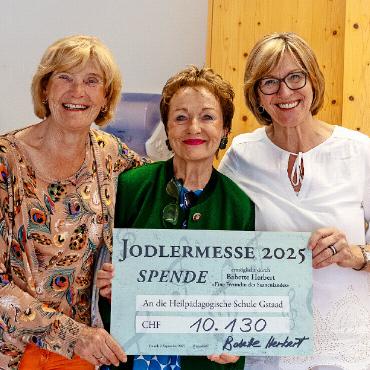 Freude bei der HPS! - Scheckübergabe 2025: Angelika Hereema, Babette Herbert und Käthi von Siebenthal.
