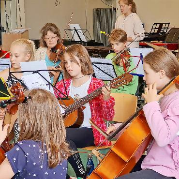 Abschlusskonzert Orchesterwochenende 2024 - Volle Konzentration an der Probe für das bevorstehende Konzert. FOTO: VÉRONIQUE GYGER