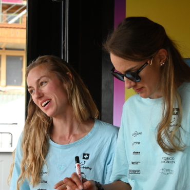 Krattiger/Breer eine Runde weiter - Nina Brunner und Tanja Hüberli mussten sich zwar aus dem Turnier verabschieden, doch die vielen Autogrammwünsche dürften beide ein wenig getröstet haben.