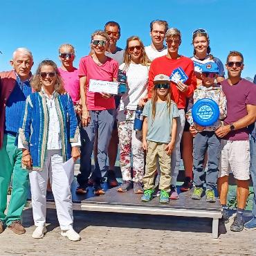 Rekordbeteiligung am Tiger Trail Run 2025 - Besuchende der Rangverkündigung auf der Terrasse des Berghauses Wasserngrat. FOTO: ZVG