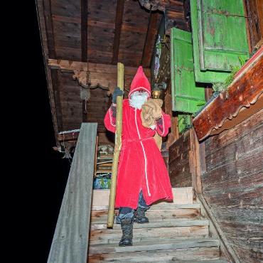 Der Samichlous unterwegs im Saanenland - Der Samichlous verlässt die gute Stube .
FOTOS : PIA ULRICH
