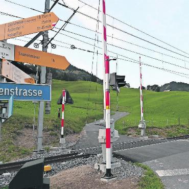Minus ein Bahnübergang - Am Übergang von der Oeschseiten- zur Alten Saanenmöserstrasse ist der Bahnübergang neu mit Barrieren gesichert.