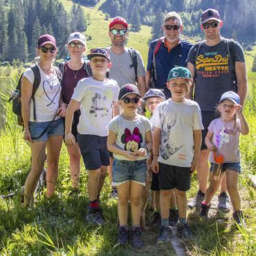 Der Lauenensee hat nun zwei Ranger - Der neue Ranger Erich Käser (Zweiter von rechts hinten) mit zwei Familien, die bei Gstaad Saanenland Tourismus eine geführte Tour am Lauenensee gebucht haben. (Fotos: zvg)
