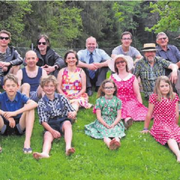 Tagesprobe für «Badi 62» - Die Theaterbühne ist die Badi in Zweisimmen. Premiere ist am 5. August. FOTO: ZVG