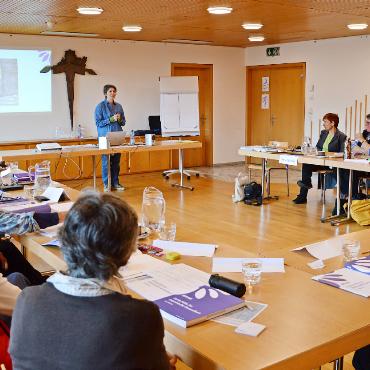 Erste Hilfe für die Seele: ein Kurs gegen das Wegsehen - Ein gut besuchter Kurs: Alle Altersgruppen waren vertreten und auch ein Mann. «Wir hatten eine sehr vertrauensvolle Atmosphäre untereinander und es war auch wertvoll, die männliche Sichtweise zu hören», blickt Organisatorin Marianne Kellenberger positiv auf den ersten Kurssamstag zurück.