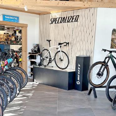 Neues Jahr – neue Chancen: Kundenbedürfnisse im Fokus - Eingangsbereich im Sputnik Bikeshop Zweisimmen. FOTO: ZVG