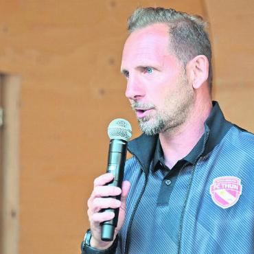 Fussballer des FC Thun zum Anfassen - Auskunftsfreudig: Trainer Mauro Lustrinelli.