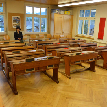 Schulstunden wie vor 100 Jahren - Die alten Schulbänke im Rütti-Schulhaus.