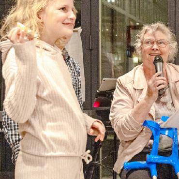 Nach 40 Jahren Brauchtum und Volksmusik ist Schluss! - Marianne Welten trug eine zum Schmunzeln verführende Würdigung vor. Die Grosskinder Luana und Jannis zeigen ein Muster des Bänkleins.