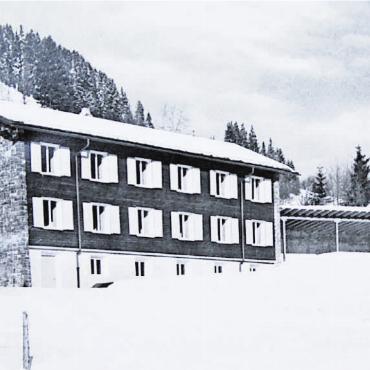 «Schöni» Ferien für Flachländer:innen - Ursprünglich waren die beiden Ferienhäuser Hornegglihaus und Hugelihaus mit einer Liegehalle verbunden.