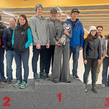 31. Gewerbe-Curlingturnier: ein sportlicher und geselliger Erfolg - Die Siegerteams des 31. Gewerbe-Curling-Plauschturniers. FOTO: ZVG