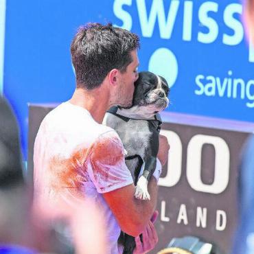 Lasst die Korken knallen: Das war das Swiss Open Gstaad 2023 - Hund Tango genoss die Aufmerksamkeit und Liebe seines Herrchens.