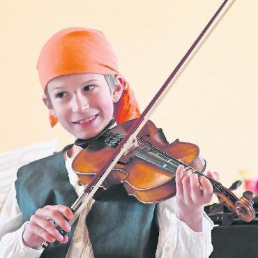 So fängts an - Es ist nicht die Musik allein: Aviel Eggen illustrierte sein Stück «He’s a pirate» mit Piratenkostüm und einem verschmitzen Lächeln während des Geigenspiels. FOTOS: JENNY STERCHI