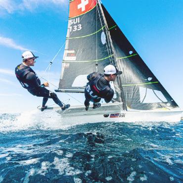 2025 im Gstaad Yacht Club: ein Jahr des Dialogs, der Kultur und sportlicher Spitzenleistungen - Die 49er-GYC/TYC-Racing-Team-Mitglieder Joshua Richner und Nilo Schaerer. FOTO: ZVG