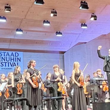 Gstaad Festival Youth Orchestra: ein jugendlichmusikalischer Hochgenuss - Matthias Kuhn und sein grosses Orchester erfüllen das Festivalzelt.