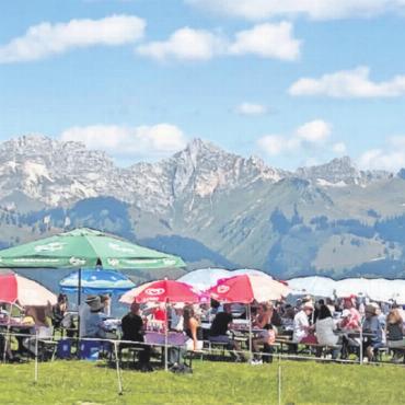 LESERBILDER - Oben: «Prächtigstes Sommerwetter am 1.-August-Brunch bei Familie Wehren auf dem Eggli. Gästereich mit den Gast-losen im Hintergrund.» FOTO: KASPAR HEER, SAANEN