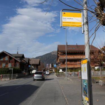 In Zukunft mehr überdachte Postbusunterstände? - Die Bushaltestelle am Rütti Schulhaus in Gstaad. FOTOS: Paula Mittag