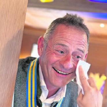 Jubiläumsfeier 50 Jahre Rotary Club Gstaad-Saanenland - Gerührt über die Verleihung der Paul-Harris-Fellow-Medaille: Der scheidenden Präsident Johnny von Grünigen.