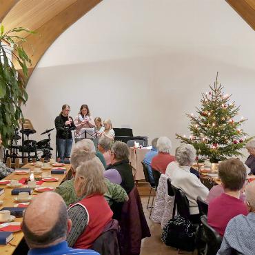 Einstimmung auf die kommenden Weihnachtsfeierlichkeiten - Die Senior:innen lauschen andächtig den Blockflötenklängen von Monika von Siebenthal und Olga Reichenbach mit ihren Töchtern Noelia und Delia. FOTO: FLURINA WELTEN
