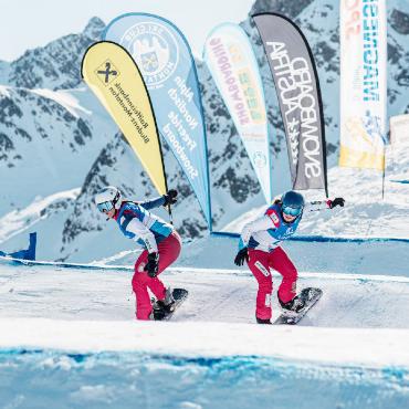 Snowboardcross und Landwirtschaft - Rosa Colella (links) in einem Wettkampf in Montafon, Österreich.