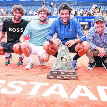 Jahresrückblick 2024 – Sport: Saanenlands Sportelite überzeugte - Strahlen um die Wette: Sieger Matteo Berrettini (Zweiter v.r.) mit seinem Coaching- und Supporterteam.