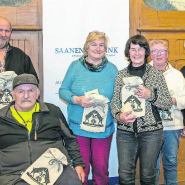 Bethli Kohli und Ruth Moratti gewinnen den Saanen Bank Jass - Die diesjährigen Saanen-Bank-Jass-Sieger: v.l. Jürg Bratschi, Markus Lempen, Bethli Kohli, Ruth Moratti, Katharina-Anna Burch und Monica Bürki. FOTO: CORINNA MÜLLER