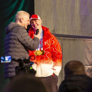 Goldjunge ganz nah: Boltigen feiert seinen Franjo von Allmen - Gelöste Stimmung auf der Bühne: Rainer Maria Salzgeber lacht mit Franjo von Allmen. (Fotos: AvS)