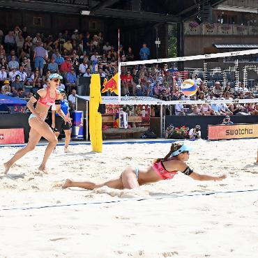 Ein heisses Jubiläumsturnier - Mit Tanja Hüberli (links) und Leona Kernen schaffte es ein zweites Schweizer Damenteam in die Halbfinalrunde. Sie liessen nichts unversucht, landeten am Ende auf Rang vier.