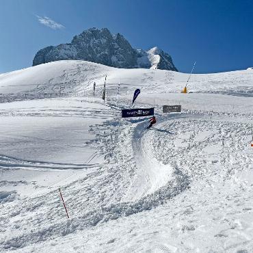 Spannung beim Banked Slalom dank Nachwuchstalenten - Eine Steilwandkurve folgt der nächsten, so setzt sich ein Banked Slalom zusammen . FOTO: ELISA OPPERMANN