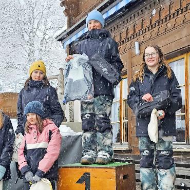 Banks und Neuschnee – das legendäre Snowboardrennen feiert Jubiläum - Das Podest der U13-Mädchen mit Selina Ruf (Rang 1), Skye Plüss (Rang 2), Paulina Furrer (Rang 3), Nives Urfer (Rang 4) und Chiara Gilgen (Rang 5).