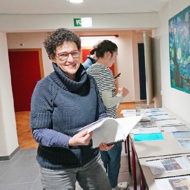 Maturaarbeiten 2025: Wenn Hypothesen wackeln und Lernen beginnt - Betreuungslehrerin Branka Fluri mit den 18 Maturaarbeiten.