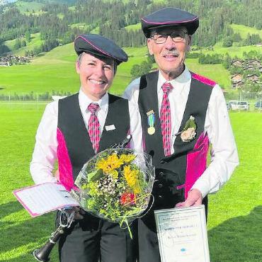 Musiktage Zweisimmen – viel Freude und ein frischgebackener Veteran - Ernst Niederhauser – hier mit seiner Tochter Rita – ist frischgebackener CISM-Veteran!