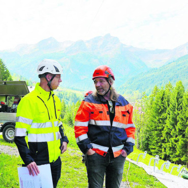 Sanierung in luftiger Höhe - Jan Schenk (links) von Swissgrid und Bauleiter Armin Mathier. FOTO: JONATHAN SCHOPFER