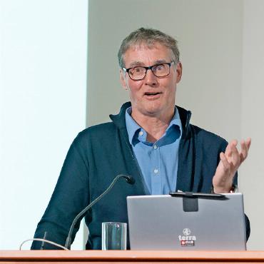 Wechsel an der Spitze der Volkswirtschaft Berner Oberland - Michael Teuscher, erster Vizepräsident und Regierungsstatthalter Obersimmental-Saanenland, würdigt Marianna Lehmanns Schaffen.