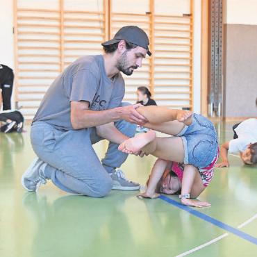 Ohne Zweifel: Mozart verträgt Breakdance - Bei den Posen (Freezes) ging es nicht ganz so einfach, aber mit Hilfestellung war es tatsächlich machbar.