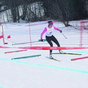 Weltcupstimmung beim 7. XCX Langlauf Cross Schönried - Nathalie Möschingvon Siebenthal, ehemalige Langlauf-Weltcupathletin, beim Übersteigen von Hindernissen.