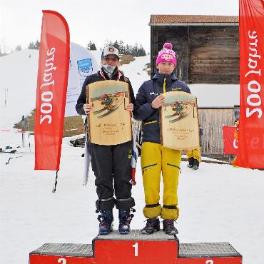 Saisonschluss für den Skiclub Schönried - Die beiden Tagesschnellsten Victoria Gallay (links) und Ryan Leiser.