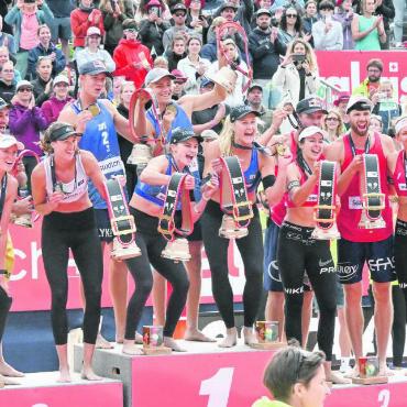 Jahresrückblick 2024 – Sport: Saanenlands Sportelite überzeugte - Bejubelt vom Publikum, das bis zur Champagnerdusche ausharrte, genossen die auf dem Gstaader Podest platzierten Damen- und Herrenteams ihren Triumph am Swatch Beach Pro Gstaad 2024. FOTO: JENNY STERCHI