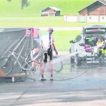 Rasant und schlammig: So war der Proffix Swiss Bike Cup 2022 - Ohne Helfer wäre der Anlass nicht zu schaffen gewesen – ob als Streckenposten, Sicherheitskraft oder als Befreier von Dreck und Schlamm.