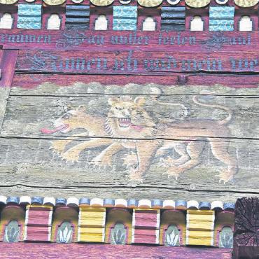 Das Jägerhaus in Lauenen - Ein Löwenpaar – Sinnbild für Macht. FOTO: ANITA MOSER