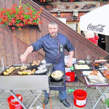Mit Alphorn, Lampions und Leidenschaft – Nationalfeiertag im Saanenland - Hier gabs Köstlichkeiten vom Grill.