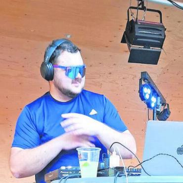 Die Sonne strahlte am Sommerfest mit Markt in Saanen - DJs Mike und Renda sorgten neben der Liveband «Hard 2 Handle» für gute Unterhaltung.