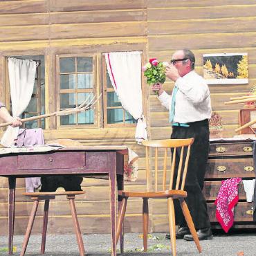 «Beleidigte Brötli» spielen köstliches Volkstheater - Der blumenstraussgalante Freier Emil (Gerhard Baumann) hat gegen die männerverachtenden Jungfern Lotti (links, Regula Dänzer) und Lisel (Sandra Eymann) noch keine Chance und wird vom Hof gejagt. FOTO: MATTHIAS KURT