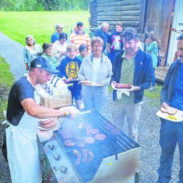 Alles Gute zum Geburtstag, liebe Schweiz! - Viele nutzten die Gelegenheit, sich eine Gratisbratwurst zu erhaschen. FOTOS: ERICH KÄSER