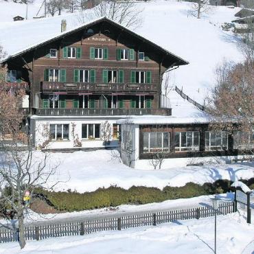 Zusammen sind sie 110: Die Jugendherberge Gstaad Saanenland und die Schweizer Jugendherbergen feiern Geburtstag - Die frühere Jugendherberge im Chalet Rüeblihorn vor 2013.
