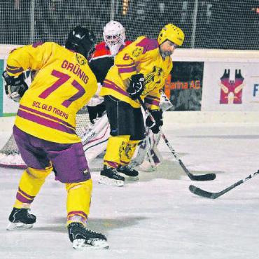 Keiner zu alt, um Eishockey zu spielen - Stephan Grünig schiesst die Old Tigers Langnau zum zwischenzeitlichen 4:2 gegen den EHC Lenk-Zweisimmen. FOTOS: NICOLAS GEISSBÜHLER