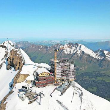 Restaurant Botta: Das Werk kehrt zurück zu seinem Meister - Eine Pressekonferenz mit Aussicht: Mitten auf der Baustelle begrüsste Bernhard Tschannen, CEO von Glacier 3000, die Medienschaffenden vergangenen Dienstag.