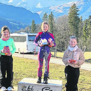 Der Skiclub Turbach-Bissen traf sich am Wasserngrat zum Clubrennen - Die strahlenden Podestfahrerinnen der Mini JO. FOTOS: ANTONIA MATTI