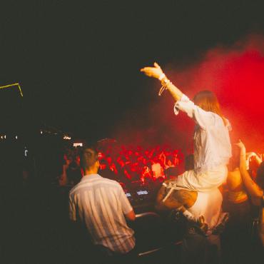 «Tolles Wetter, super Stimmung, gute Musik!» - «Riva Starr» beendet den Daydance mit seinem DJ-Set. FOTO: DYLAN ROCHAT
